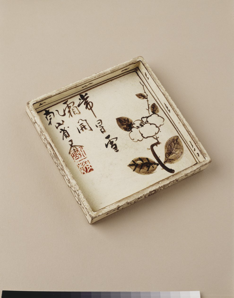 Piatto da torta con disegno di prugne, inizio XVIII secolo da Ogata Kenzan