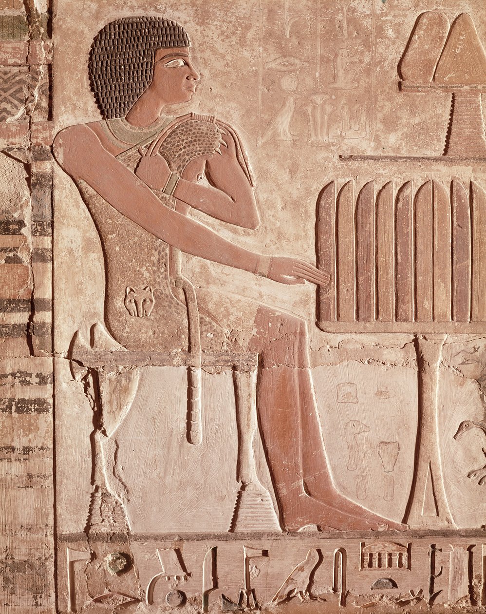 Rilievo raffigurante il defunto seduto davanti a un tavolo delle offerte con pane da Old Kingdom Egyptian