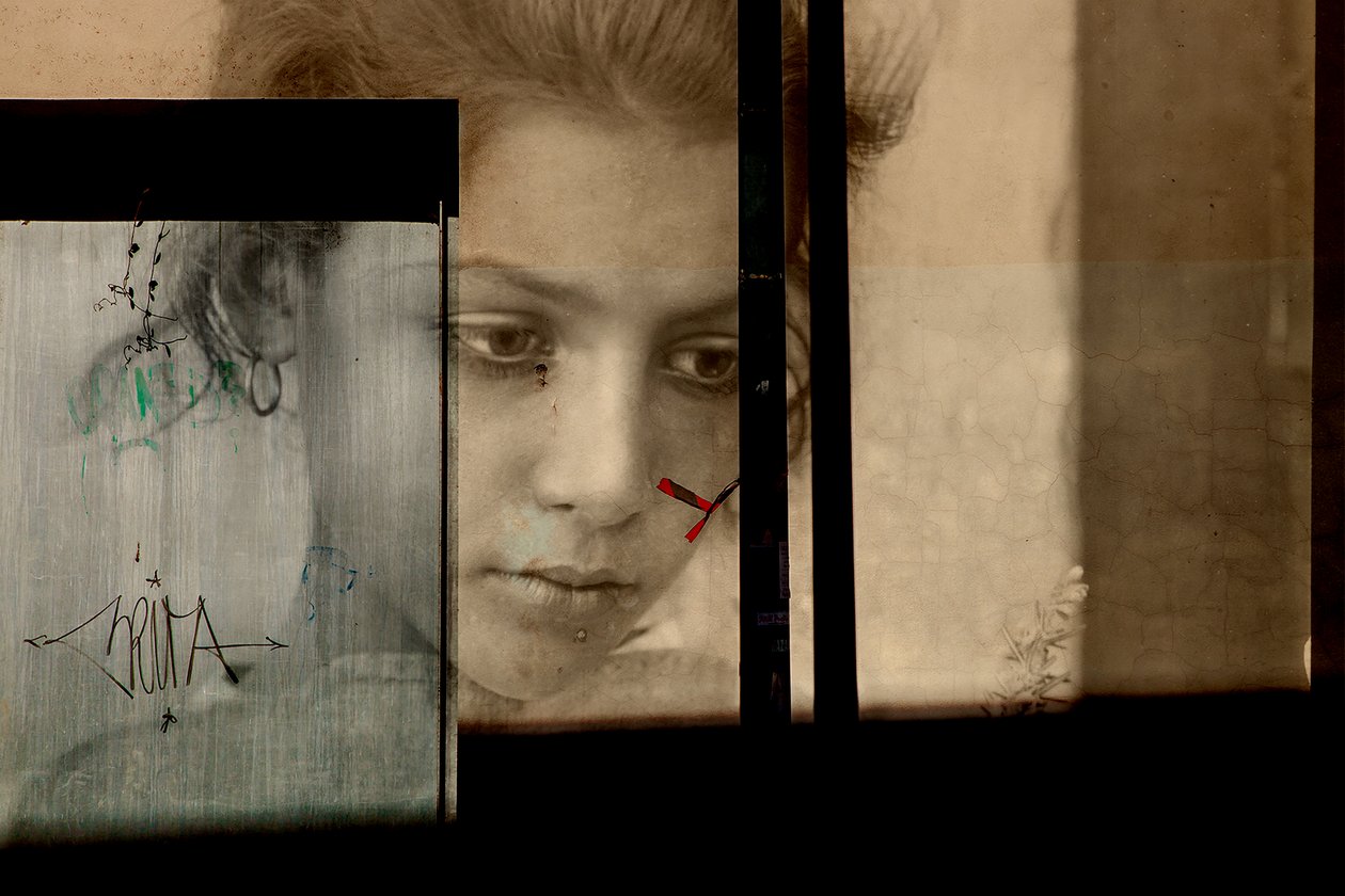 Ritratto su muro, 2019 (digital mixed media) da Olivia Gozzano