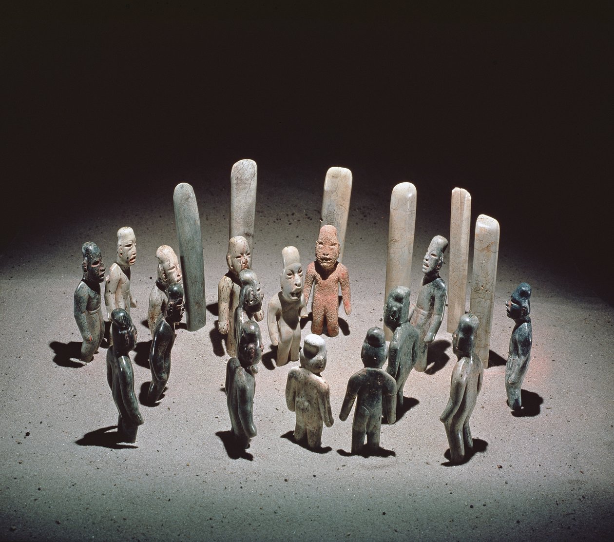 Offerta di sedici figure maschili, da La Venta, Tabasco, Periodo Pre-Classico, IX secolo a.C. al I secolo d.C. da Olmec
