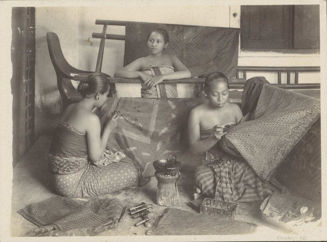 Tre donne indiane che fanno batik da Onnes Kurkdjian