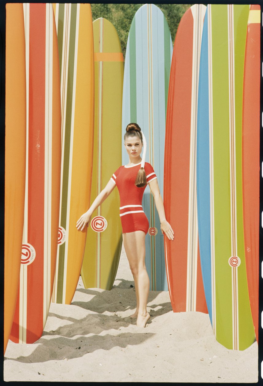 Attrice Wende Wagner con tavole da surf sulla spiaggia di Malibu da Orlando Suero