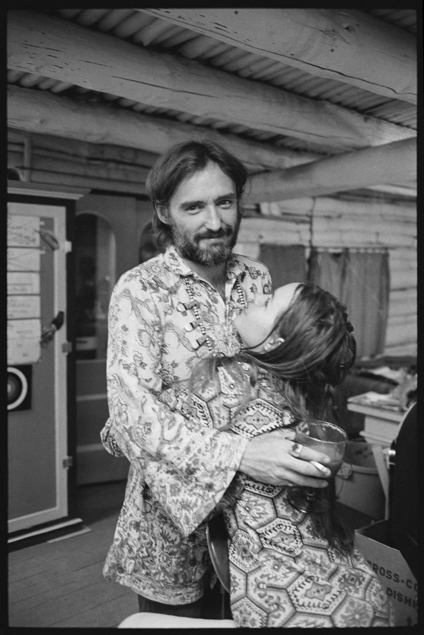 Dennis Hopper e la moglie Michelle Phillips a casa in New Mexico da Orlando Suero