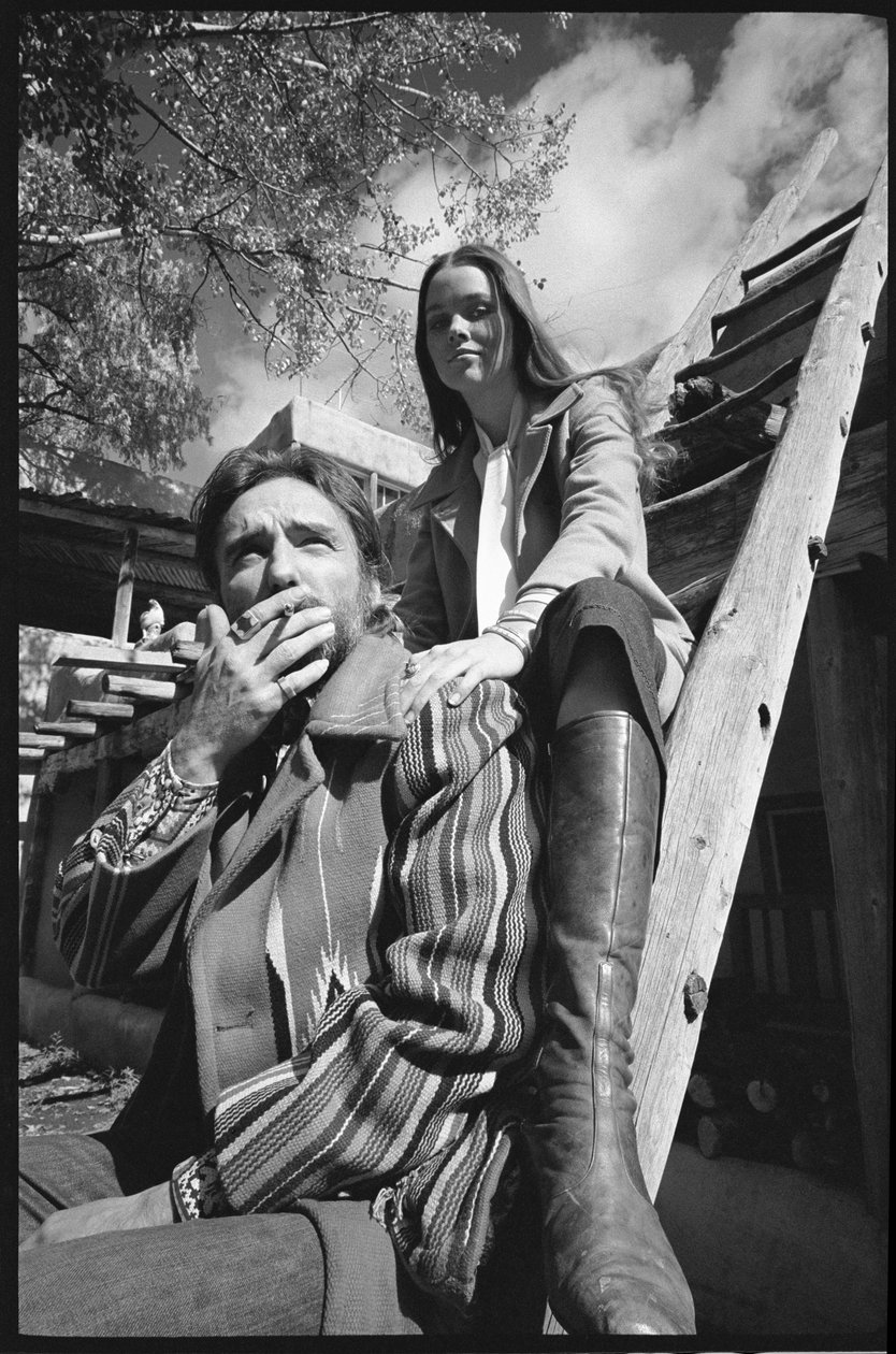 Dennis Hopper e la moglie Michelle Phillips su una scala in New Mexico da Orlando Suero