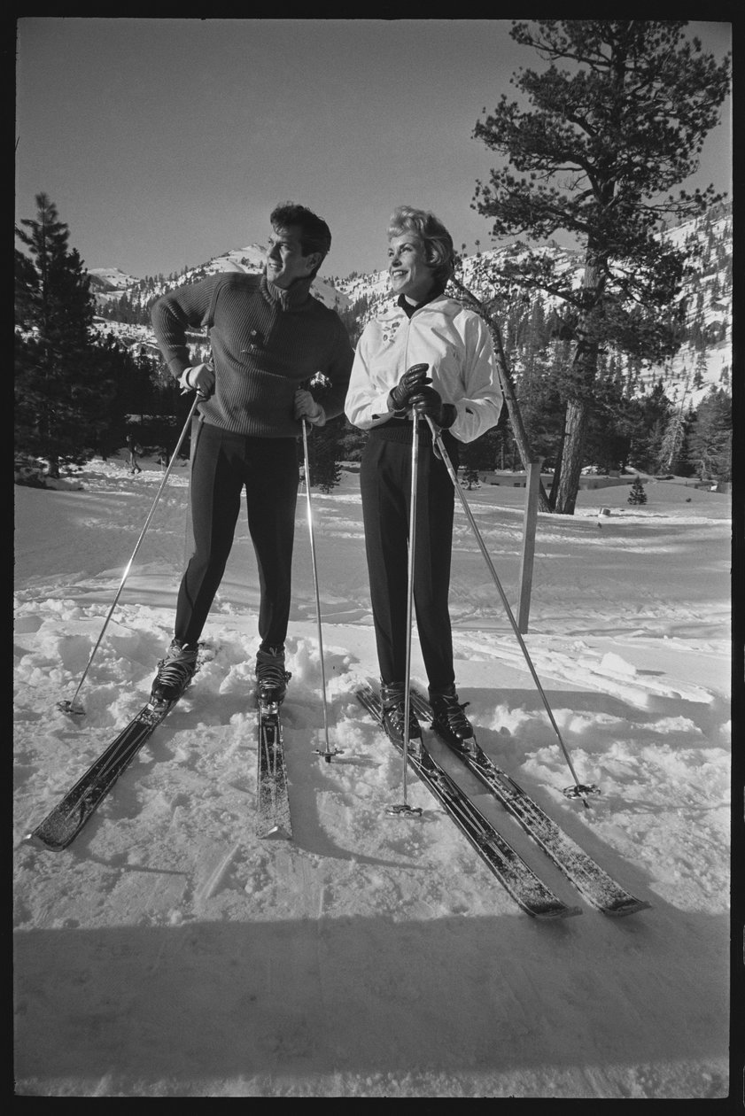 Janet Leigh e Tony Curtis sugli sci alle Olimpiadi invernali, Squaw Valley, California da Orlando Suero