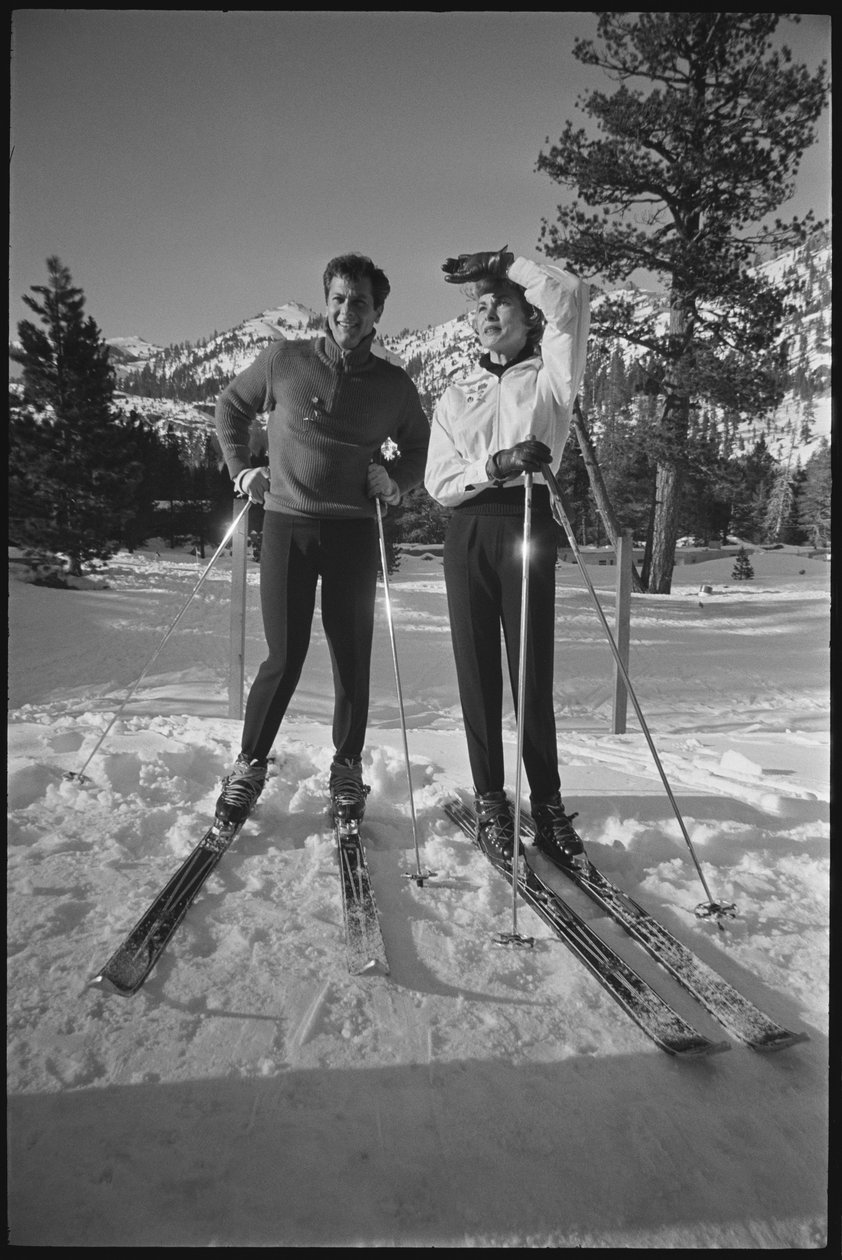 Janet Leigh e Tony Curtis sugli sci alle Olimpiadi invernali, Squaw Valley, California da Orlando Suero