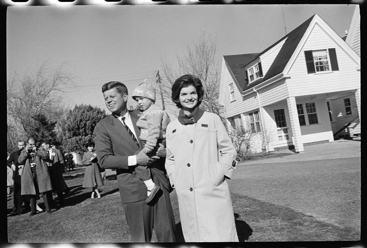 John F. Kennedy con Jackie Kennedy e la figlia Caroline da Orlando Suero