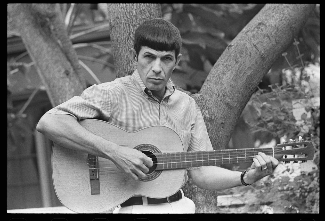 Leonard Nimoy suona la chitarra da Orlando Suero