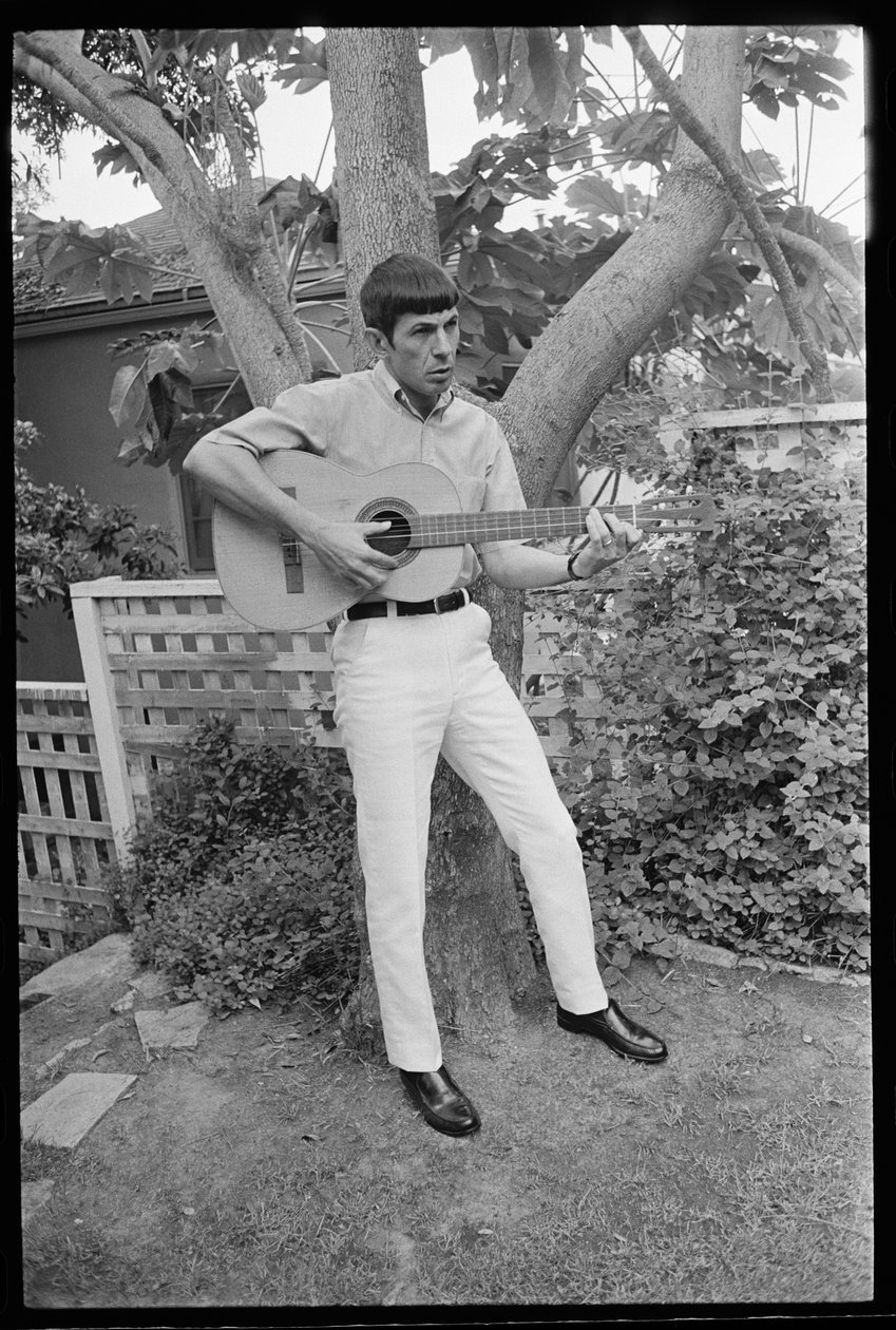 Leonard Nimoy suona la chitarra da Orlando Suero