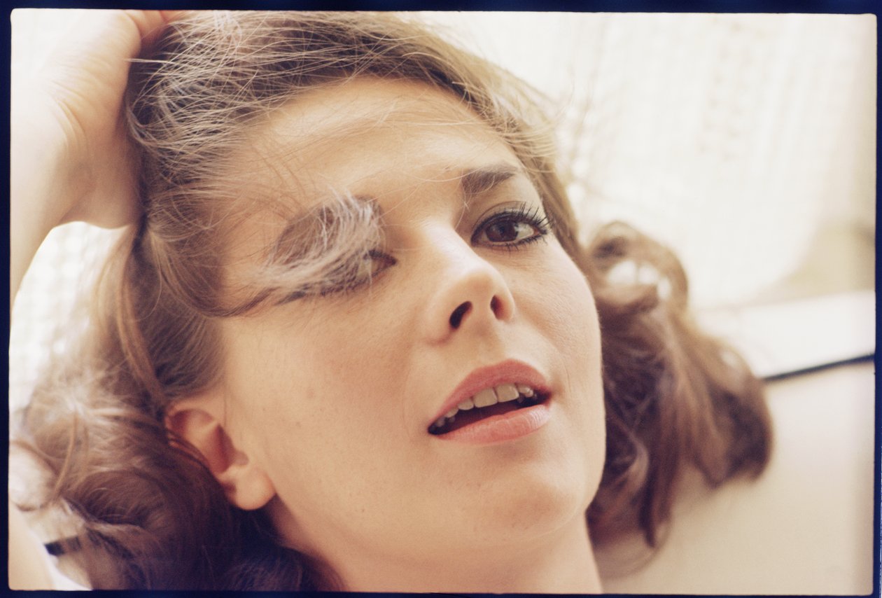 Natalie Wood a casa con la testa sul cuscino da Orlando Suero