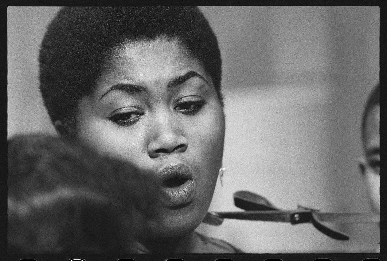Odetta canta ai bambini sul set di uno speciale TV da Orlando Suero