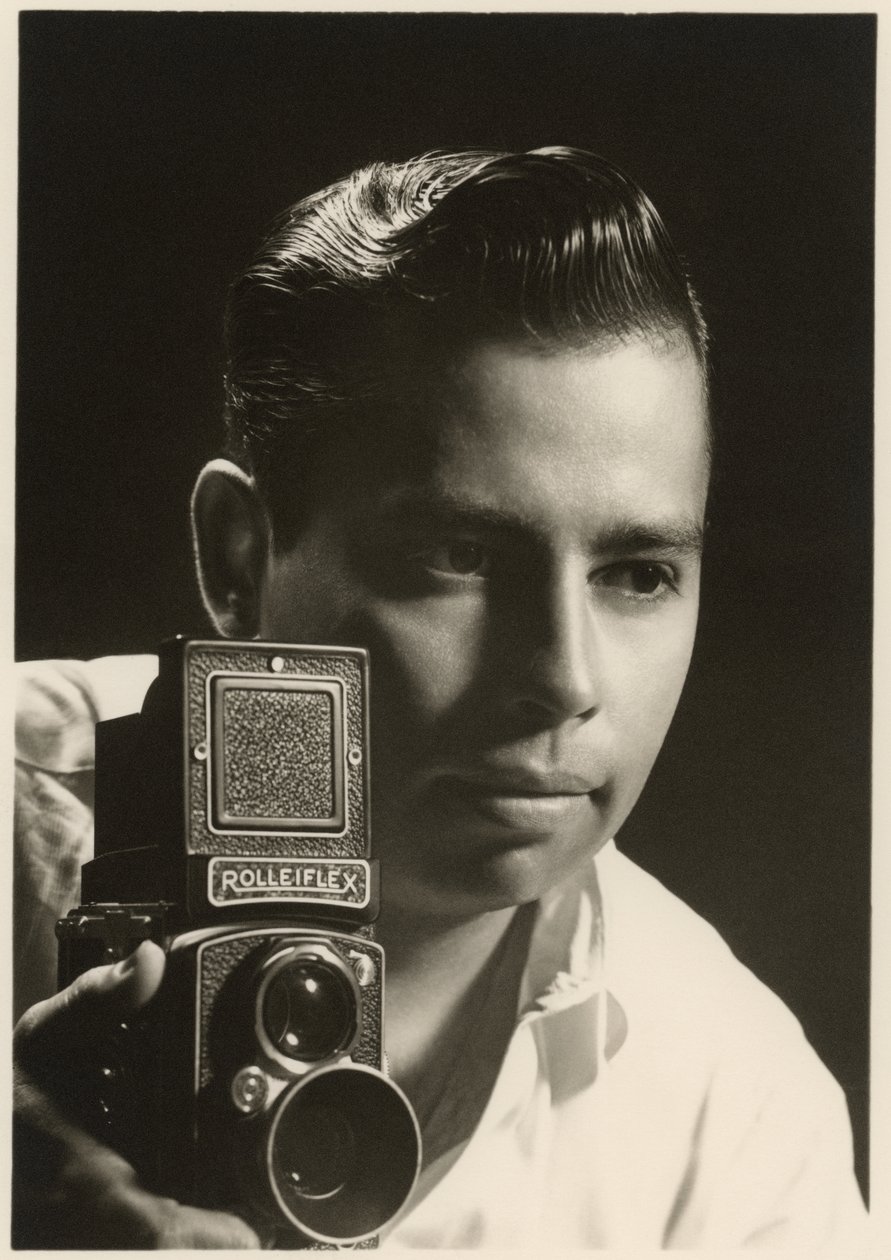 Ritratto di Orlando Suero con fotocamera Rolleiflex, c.1954 da Orlando Suero