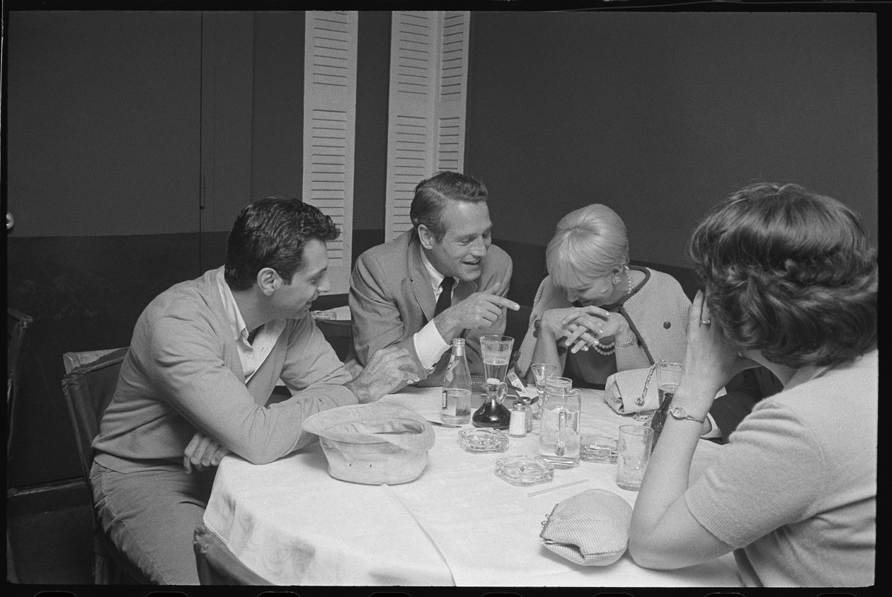 Paul Newman, Mort Sahl e Joanne Woodward scherzano a cena da Orlando Suero