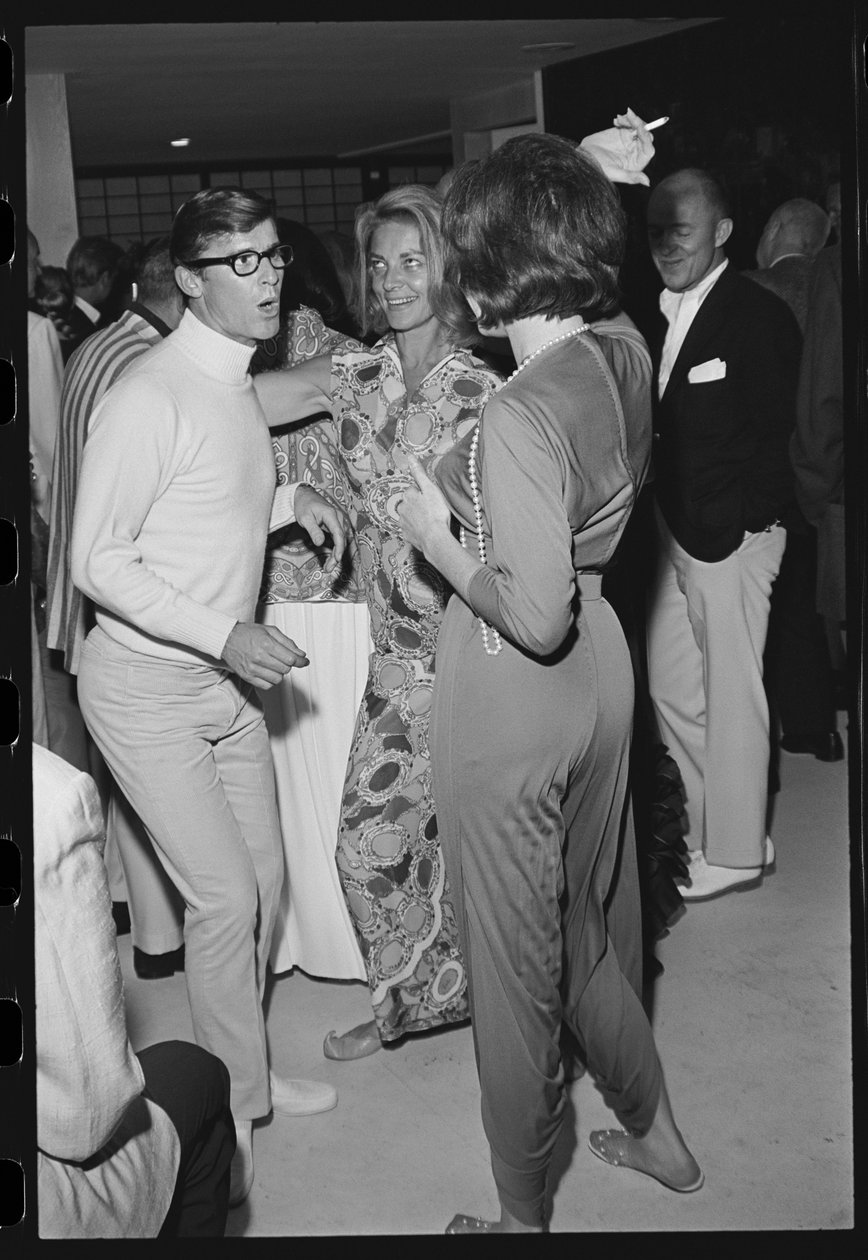 Roddy McDowall, Lauren Bacall e Shirley MacLaine a una festa in casa a Malibu da Orlando Suero