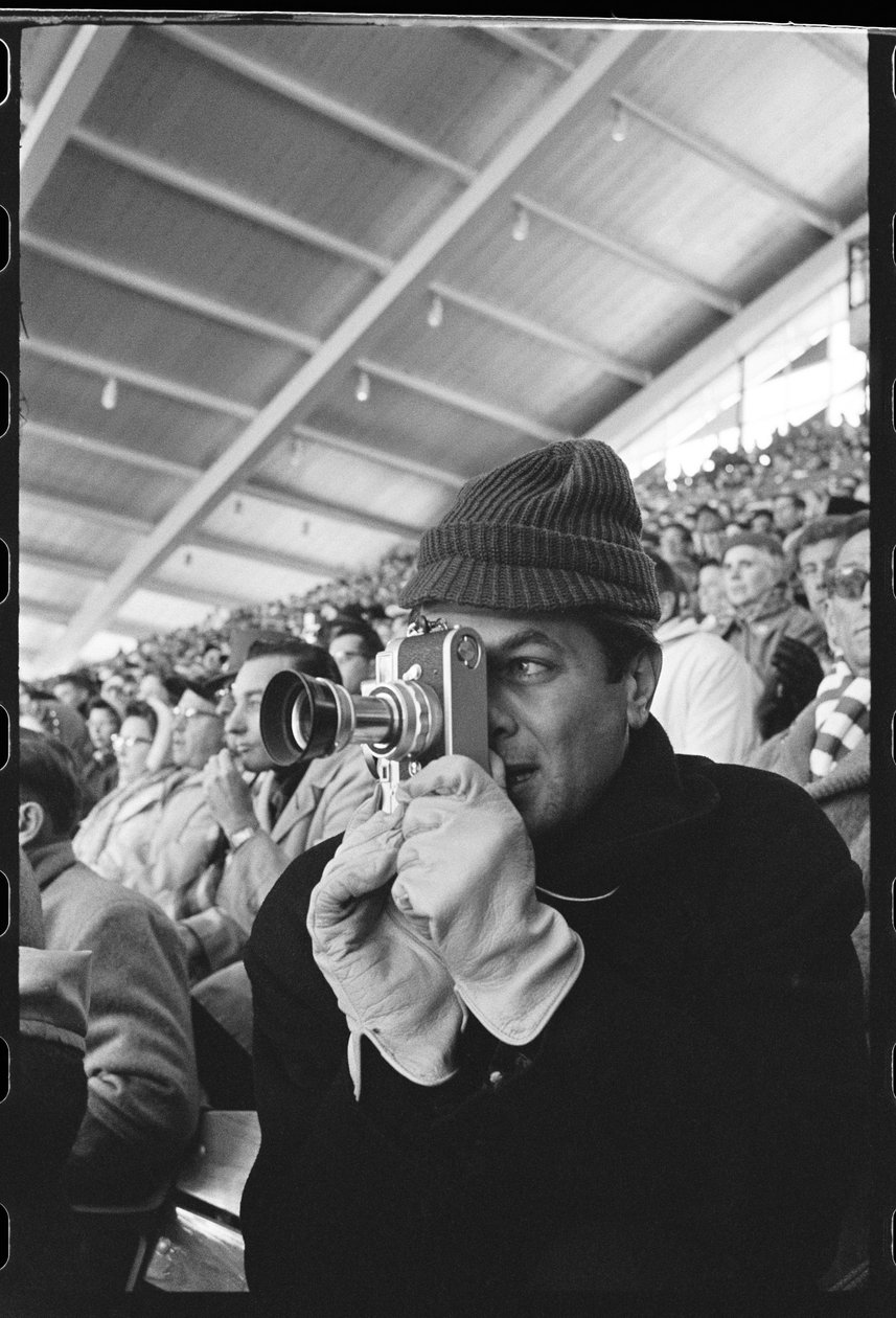Tony Curtis con macchina fotografica Leica alle Olimpiadi invernali, Squaw Valley, California da Orlando Suero