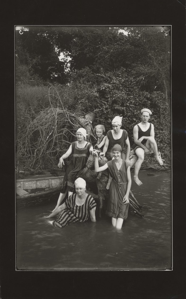 Gruppo di un uomo e quattro donne in costume da bagno seduti sulla riva di un fiume da Oscar C. Kuehn