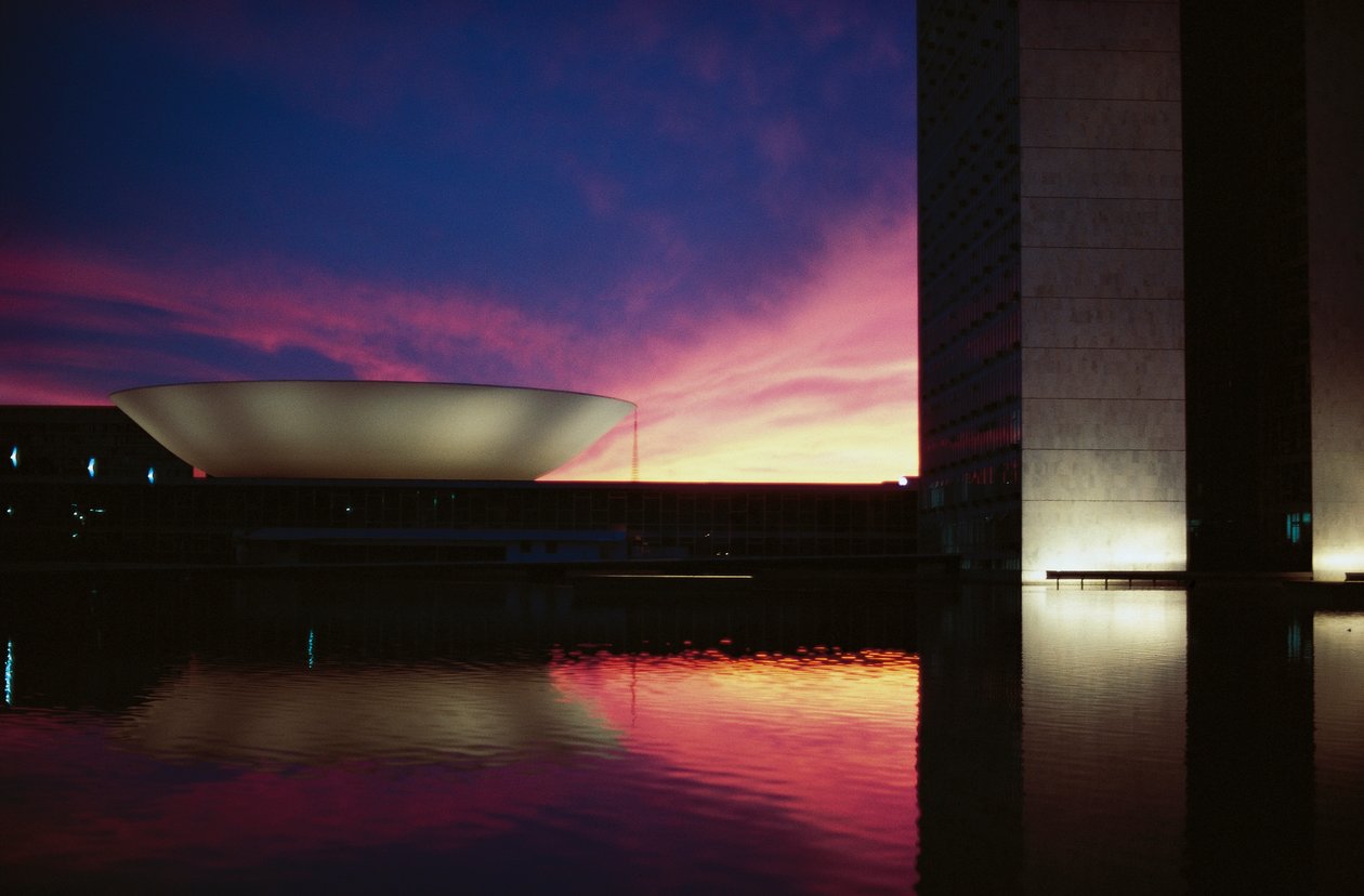 Piazza dei Tre Poteri e il Congresso Nazionale al tramonto da Oscar Niemeyer