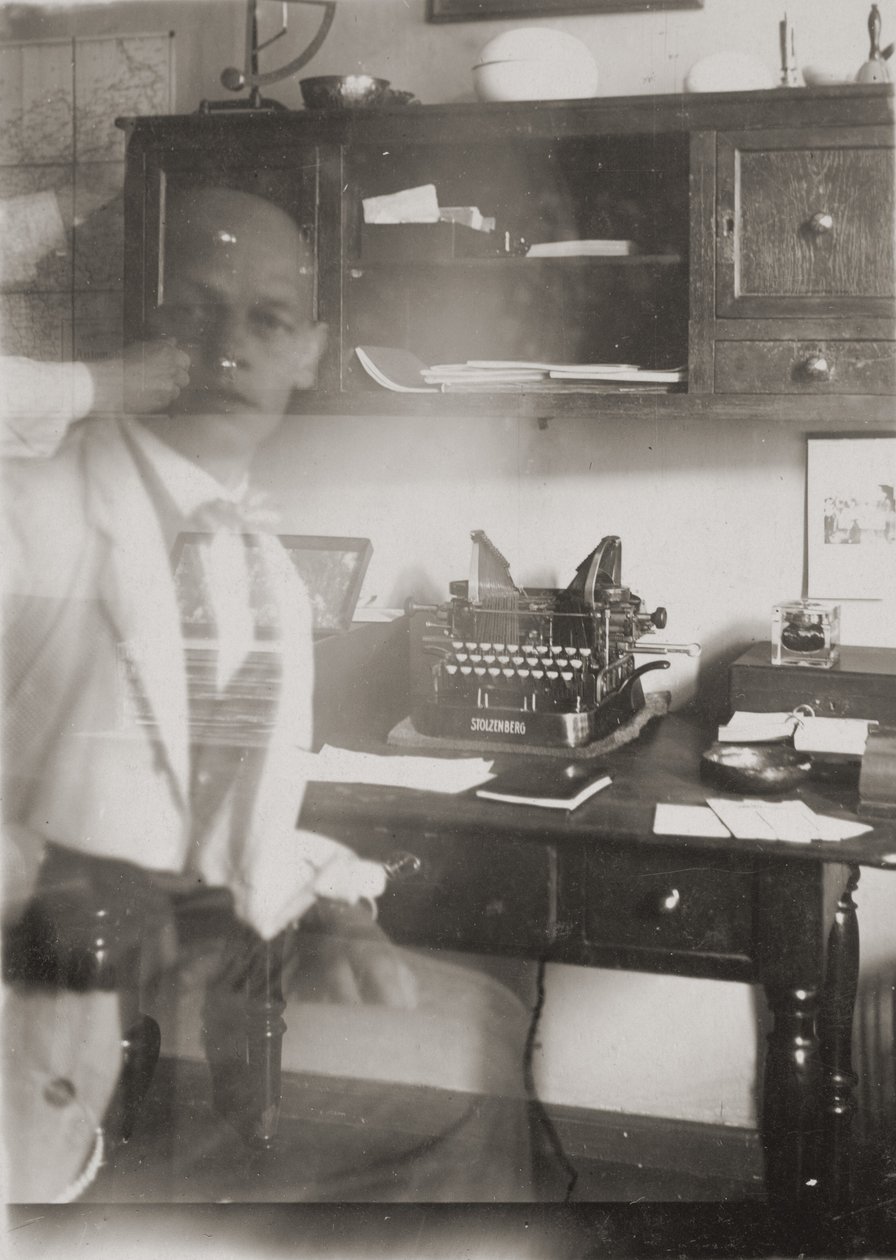 [Autoritratto alla macchina da scrivere, studio di Prellerstrasse] da Oskar Schlemmer