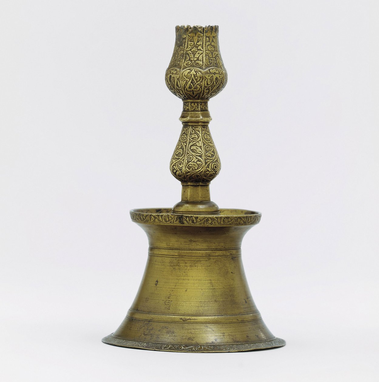 Candeliere ottomano in ottone, con decorazione arabesca incisa da Ottoman School