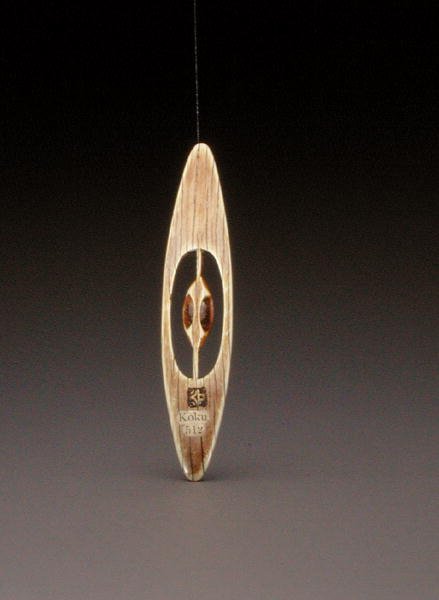 Netsuke raffigurante una navetta da tessitura, con il sigillo di Kokusai da Ozaki Kokusai