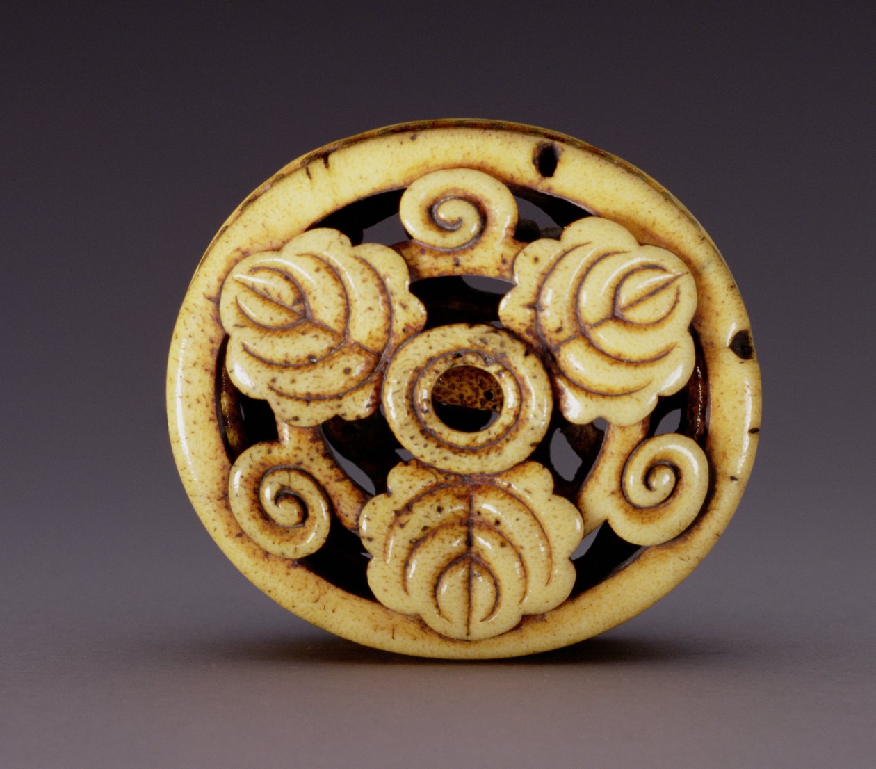 Netsuke a forma di scatola (hako) c.1870 (corno di cervo) da Ozaki Kokusai