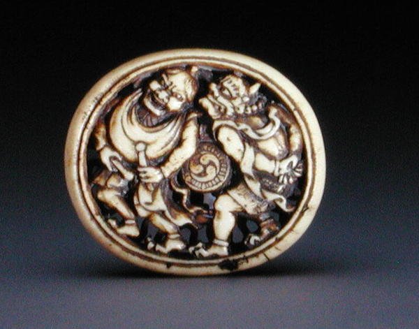 Netsuke raffigurante Raiden con il dio del vento Futen, 1860-70 da Ozaki Kokusai