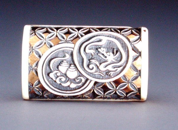 Netsuke con design a traforo (c.1870) da Ozaki Kokusai