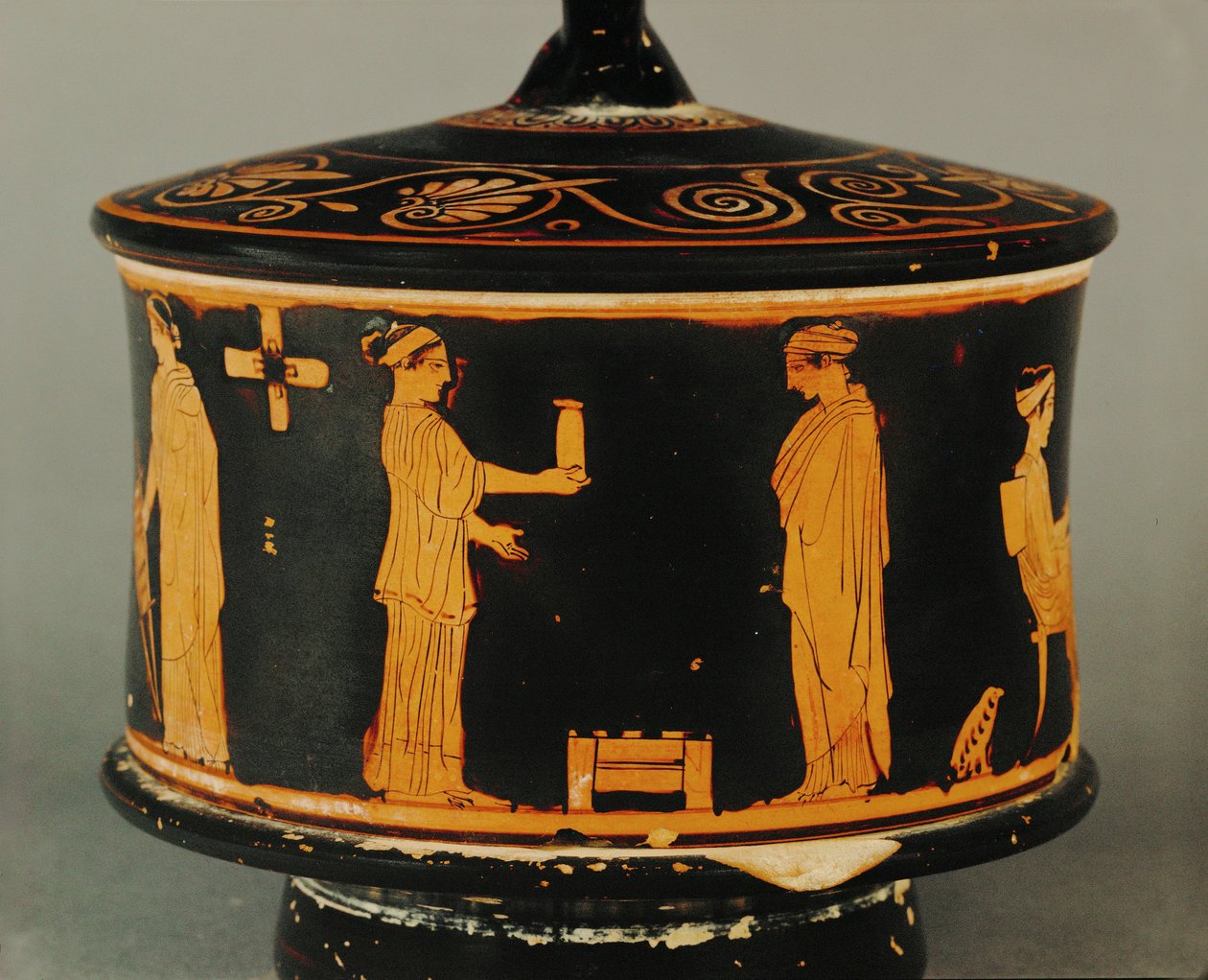 Scena domestica, due donne, una che offre un vaso all