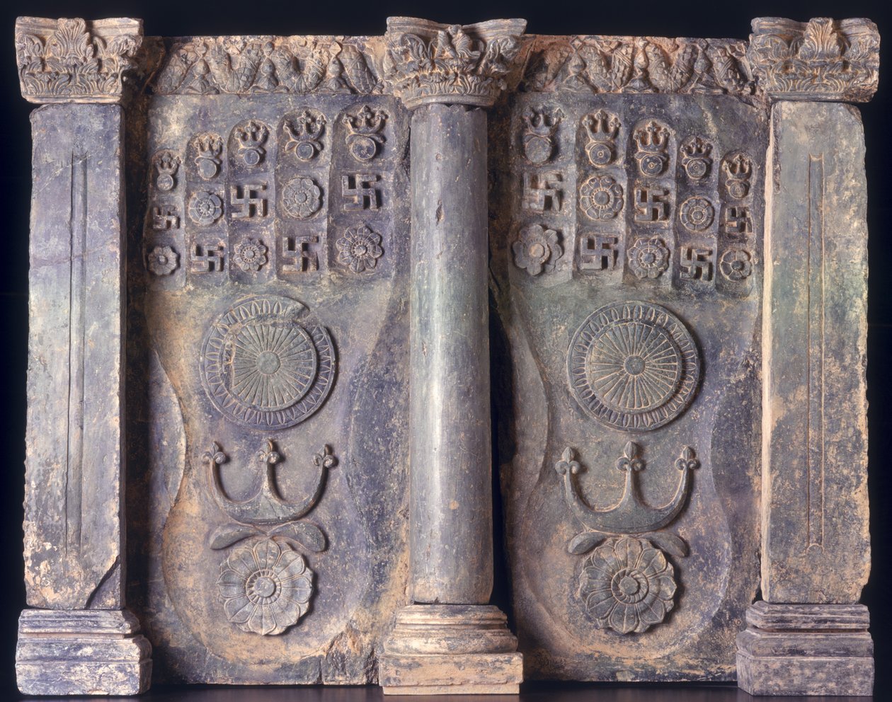Fregio che mostra le impronte dei piedi del Buddha, Gandhara 1° al 5° secolo d.C. da Pakistani School
