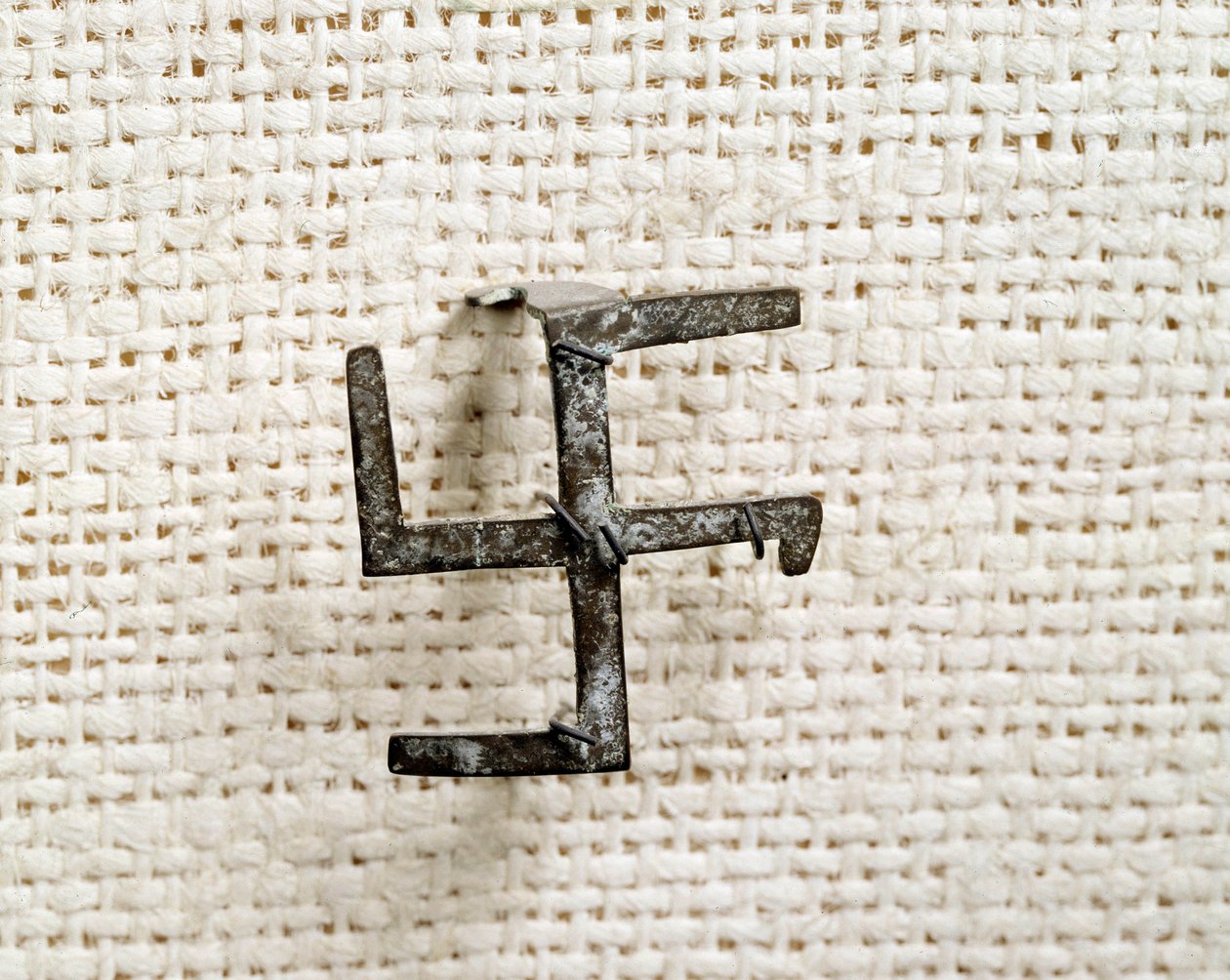Antichità cristiana: fibula a forma di svastica (che ispirerà la croce gammata). I-III secolo. Museo Nazionale di Archeologia di Saint Germain en Laye da Paleo Christian