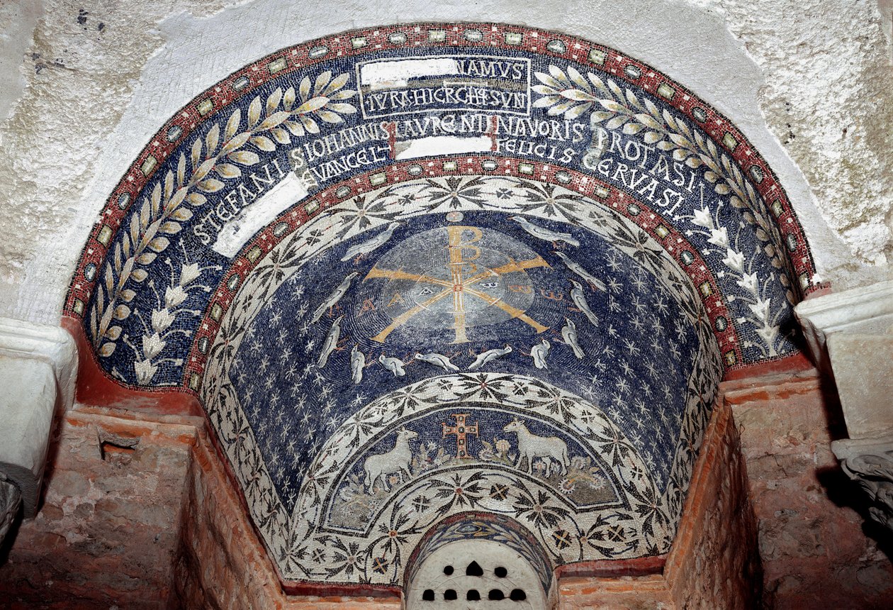 Arte paleocristiana: il monogramma di Cristo è circondato da simboli della Santissima Trinità. Mosaico del 5° o 6° secolo. Battistero di Albenga, Italia da Paleo Christian