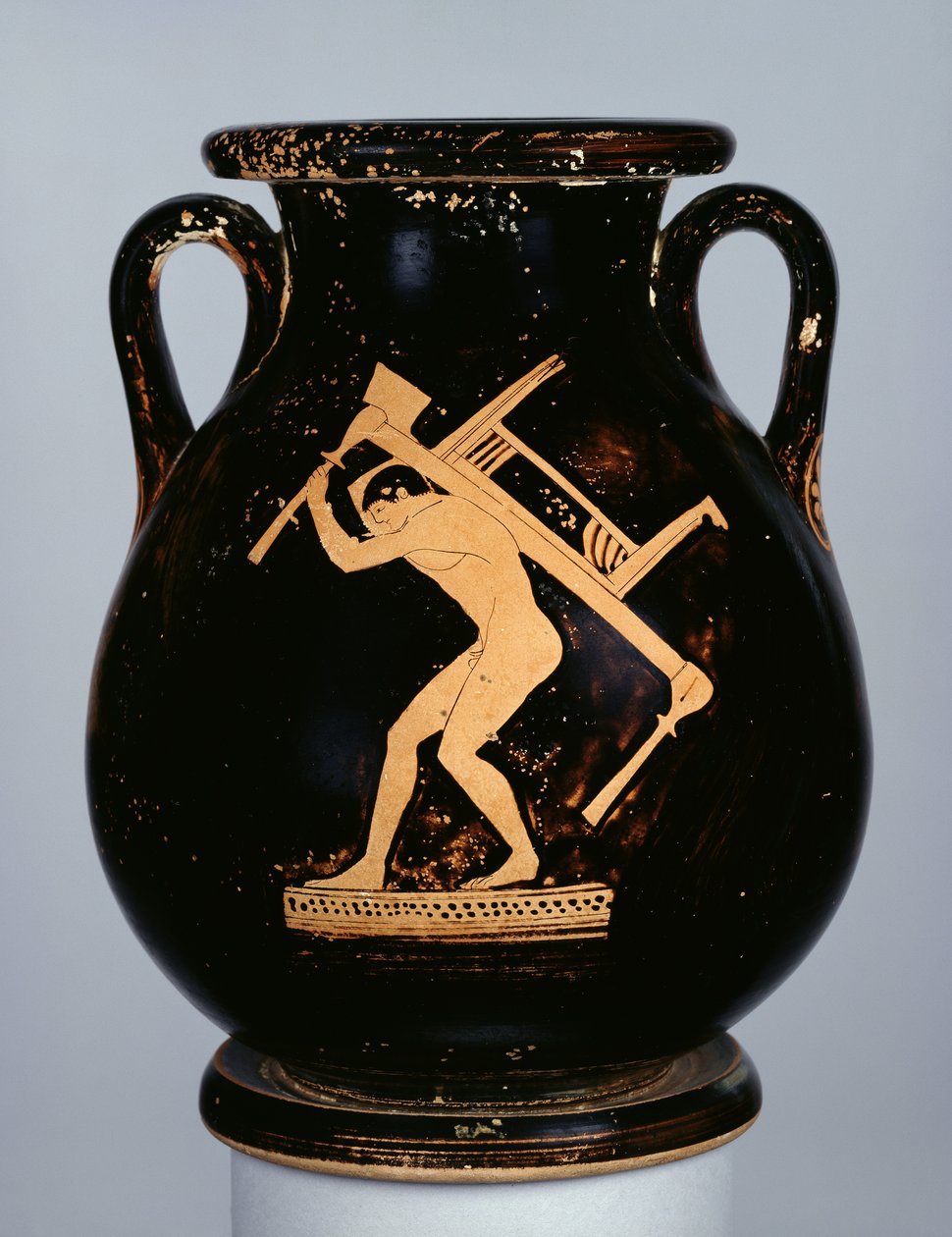 Pelike a figure rosse attiche decorata con un giovane che trasporta un divano e un tavolo a tre gambe sulla schiena, c.480 a.C. da Pan Painter