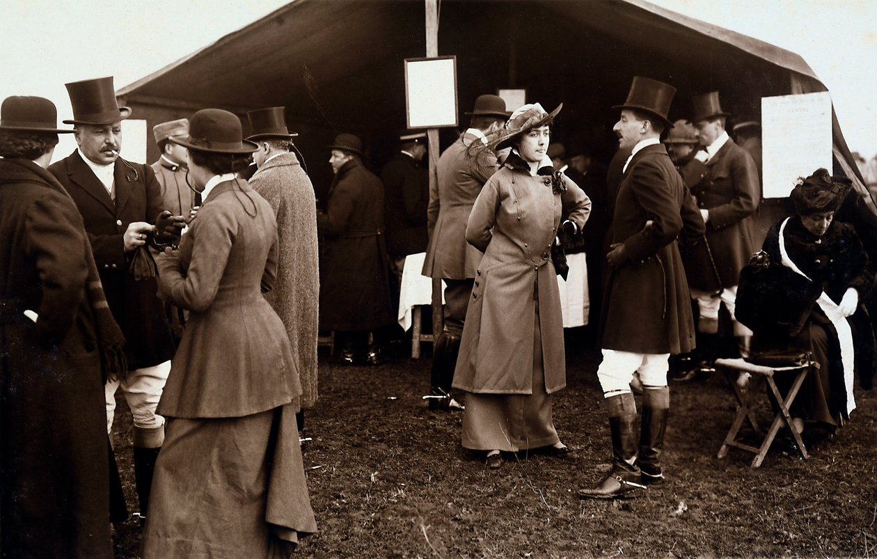 Ritratto della nobiltà romana a riposo durante una caccia alla volpe a Casal Brunori, vicino a Roma, 01/02/1915 da Paolo Lucchesi
