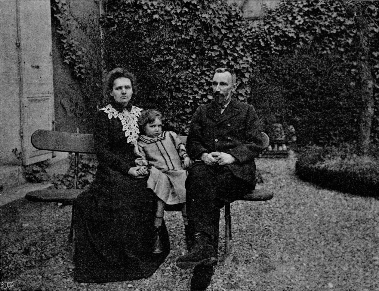 M. e Mme Curie nel giardino della loro casa di Parigi, c1902, 1903 da Paris Ellis