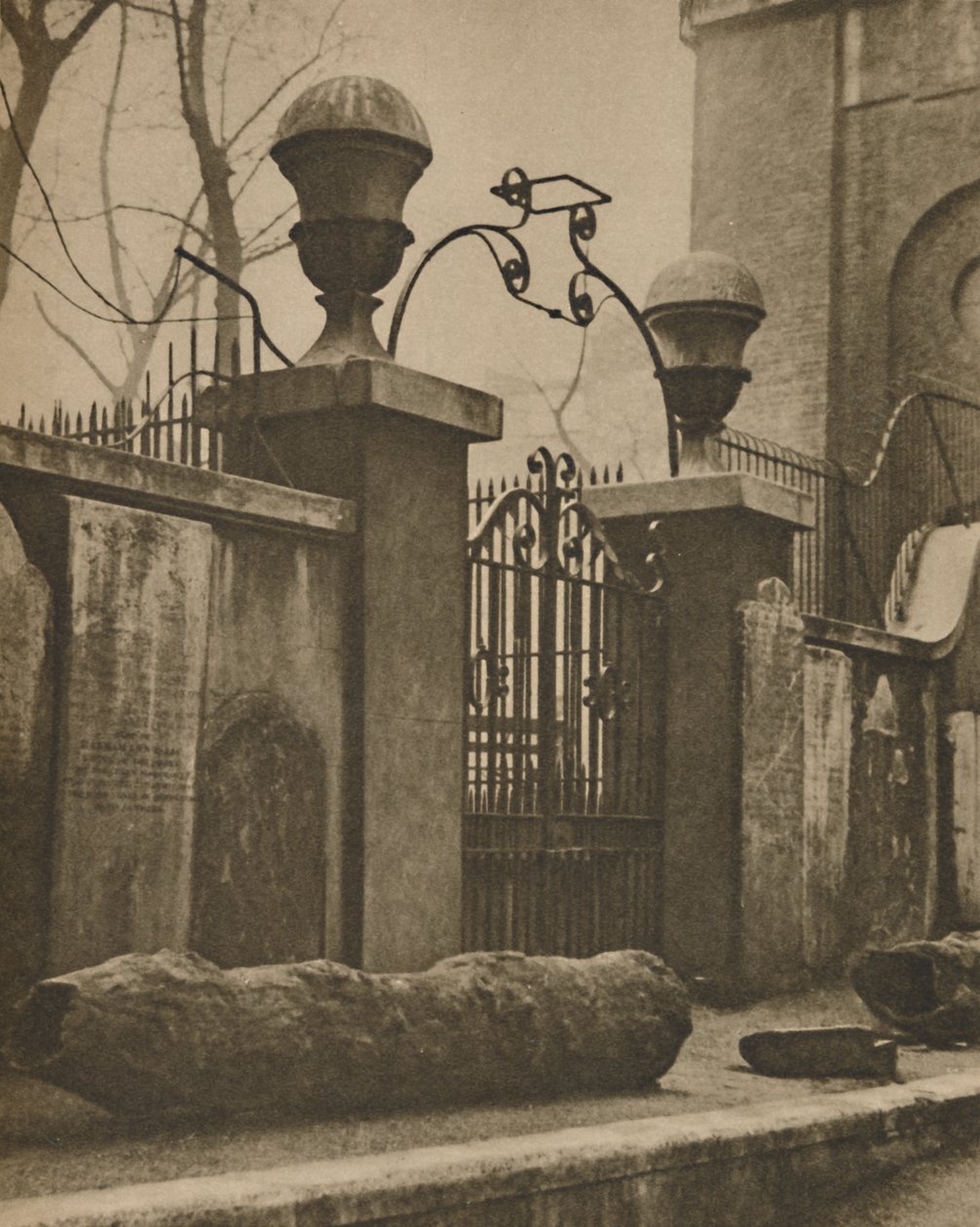 Tronchi di olmo per tubi di condotto scavati vicino a St. Annes, Soho, c1935 da Paterson