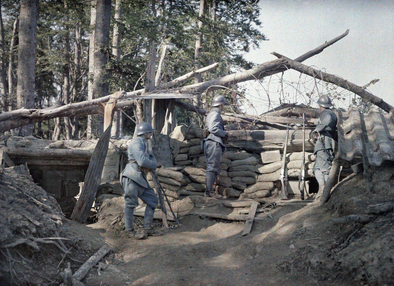 Un posto di osservazione francese con tre soldati in una trincea rinforzata con travi di legno e sacchi di sabbia vicino alle linee tedesche, Hirtzbach, Dipartimento Haut-Rhin, Alsazia, Francia, 16 giugno 1917 da Paul Castelnau