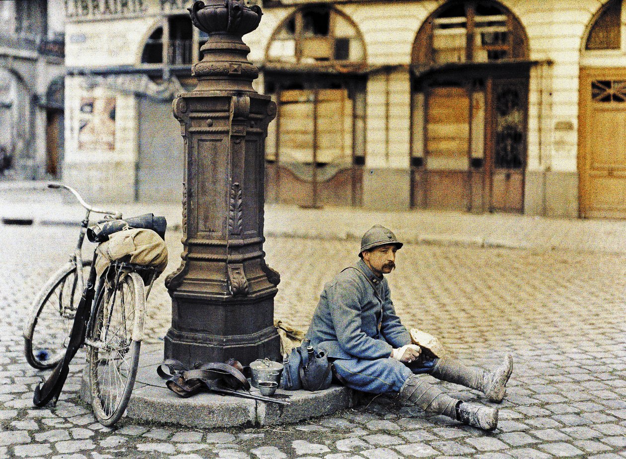 Un soldato a Reims con la sua bicicletta, Francia, 1 aprile 1917 da Paul Castelnau