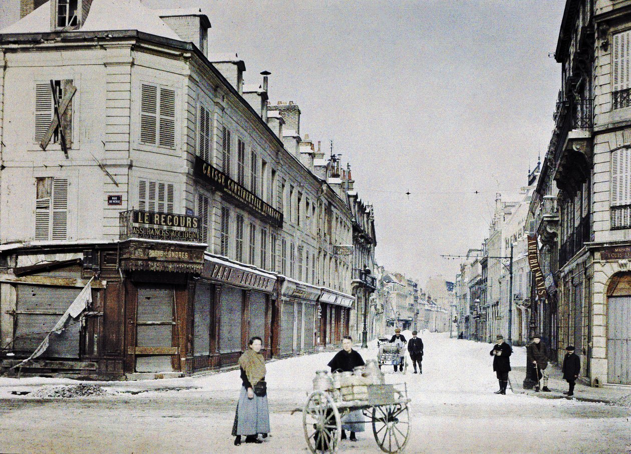 Una donna con un carrello pieno di lattine di latte in Rue de Vesle e un uomo con un altro carrello in Rue de Talleyrand dietro di lei, Reims, Francia, 3 marzo 1917 da Paul Castelnau