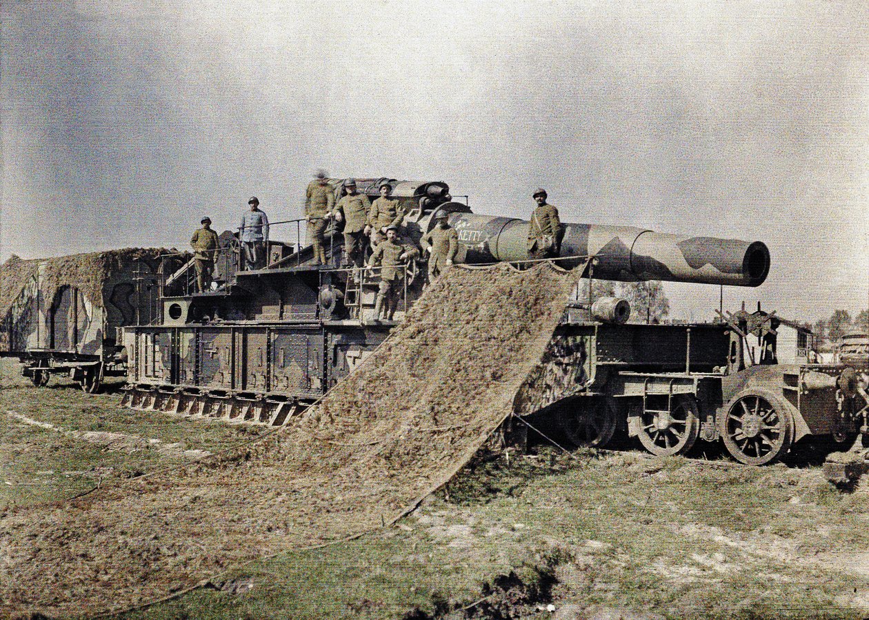 Otto soldati francesi camuffano un cannone ferroviario da 370 mm con l