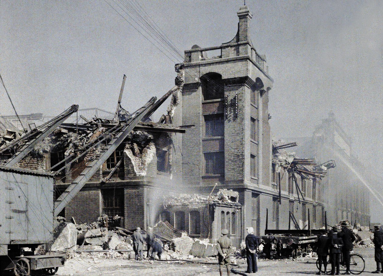 Pompieri francesi, militari e civili cercano di prevenire la diffusione degli incendi dopo i bombardamenti del 2 e 3 settembre, che hanno colpito diversi edifici a Dunkerque da Paul Castelnau