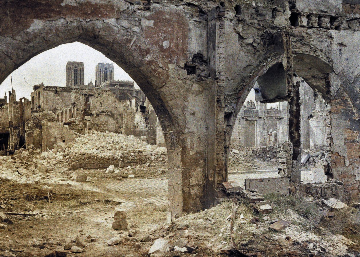 Le torri della Cattedrale di Notre-Dame de Reims viste attraverso le finestre danneggiate di un edificio del centro, Francia, 3 aprile 1917 da Paul Castelnau