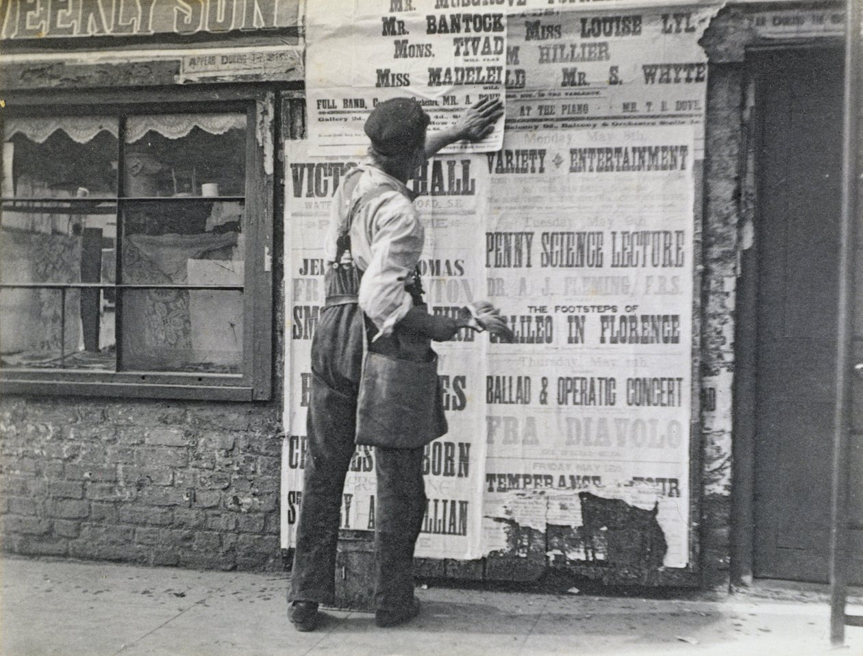Affissatore di manifesti, Londra, 1894 da Paul Martin