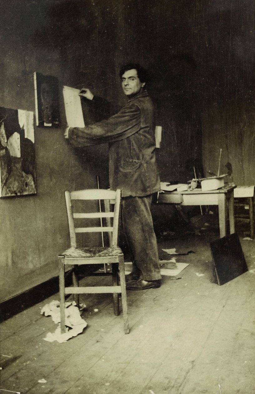 Amedeo Modigliani nel suo studio, c.1915 (foto b/n) da Paul Guillaume