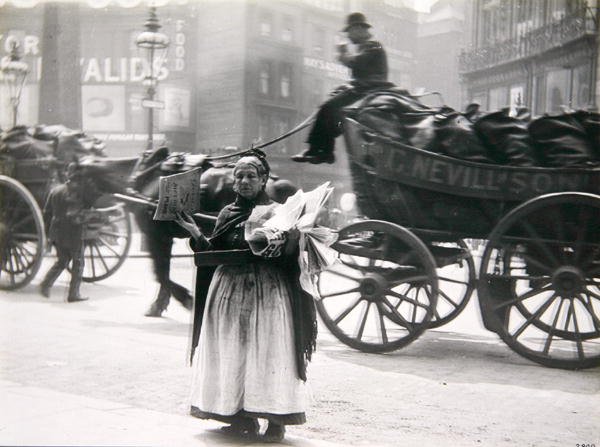 Una venditrice di giornali, Londra, c.1890s (foto b/n) da Paul Martin