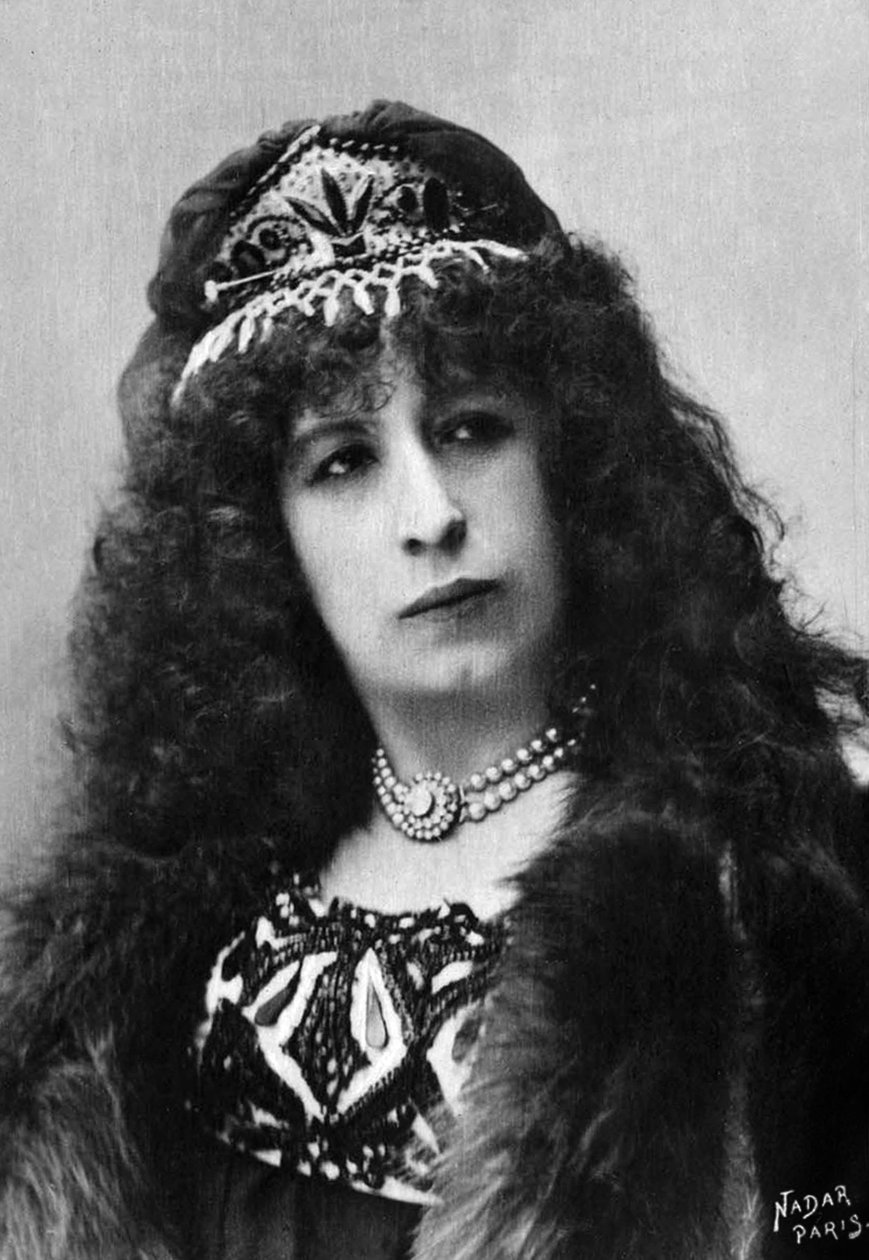 Aimee Tessandier (n. 1851), attrice e cantante francese, fotografata da Paul Nadar tra il 1890 e il 1905, estratto dalla collezione Felix Potin, 500 celebrità contemporanee, Cantanti d
