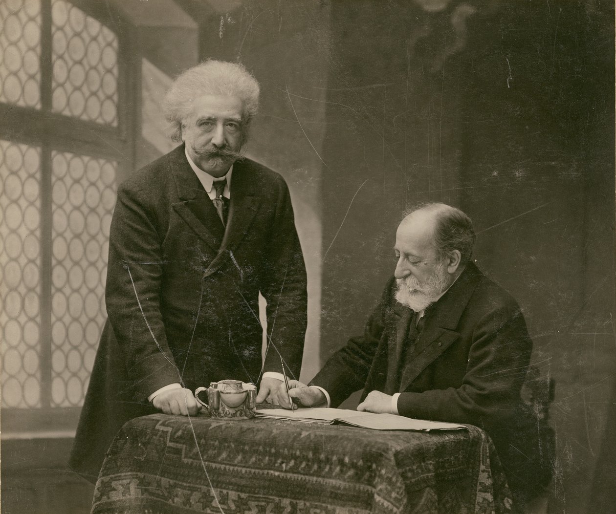 [Due uomini in interni, probabilmente René Thorel e Hollman]. da Paul Nadar
