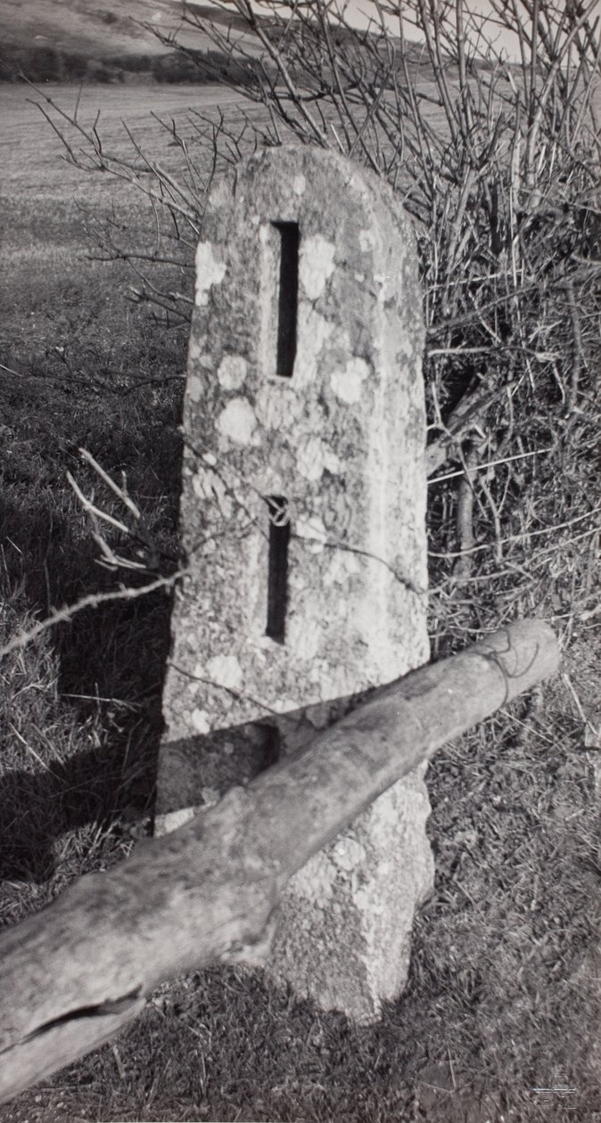 Stone Post da Paul Nash