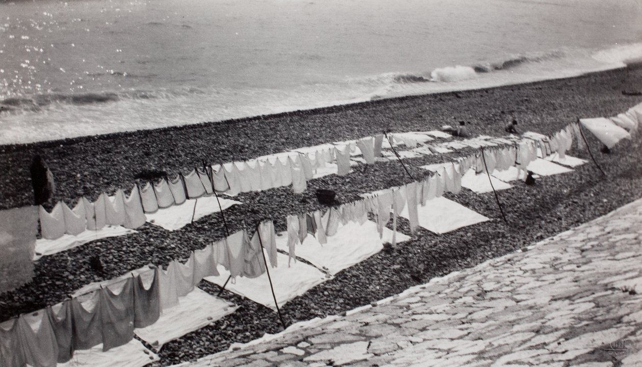 Asciugare i panni sulla spiaggia, Nizza da Paul Nash