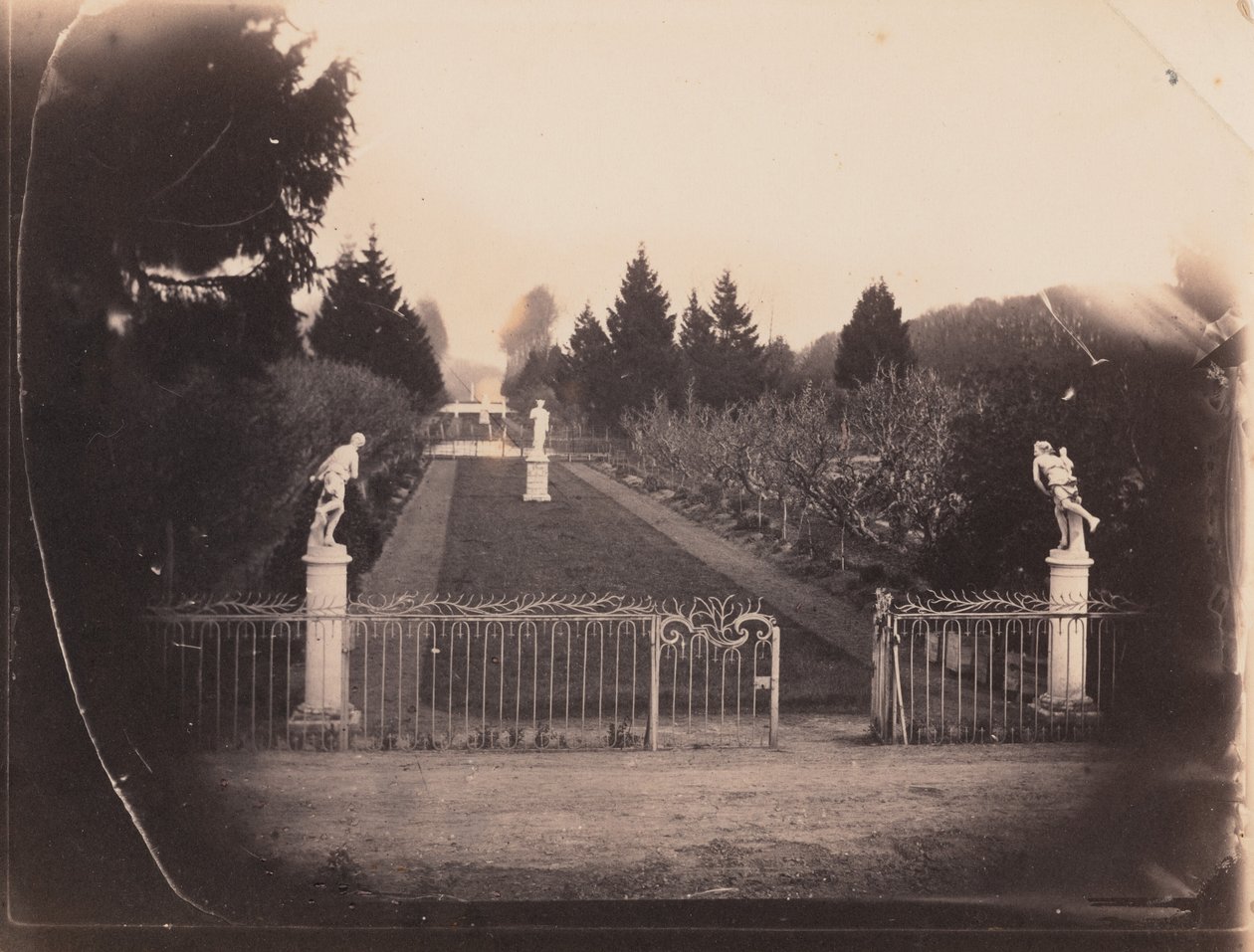 Scena di giardino con statua, c. 1853 (foto) da Paul Thivier