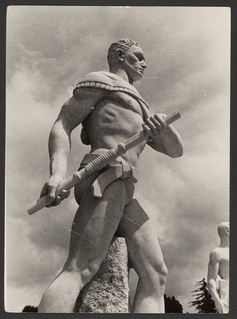Scultura moderna in un campo sportivo da Paul Wolff